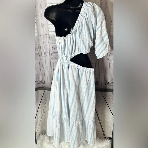 And now this off the shoulder dress - Picture 8 of 12